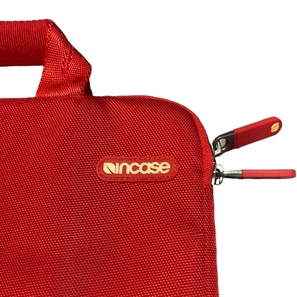 Incase Red Nylon Fits All iPads - Picture 4 of 11